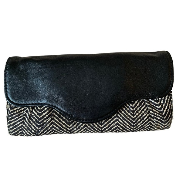 Thirty One Women's Wallet Black White Chevron Striped Tri Fold with Coin Pouch - Picture 1 of 7